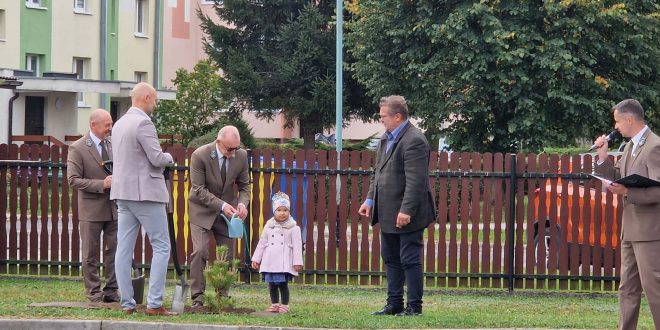 Historia lasów i miejscowości Puszczy Sandomierskiej. Nowa publikacja ukazała się w Mielcu.  Dzień Drzewa i promocja w Nadleśnictwie Mielec